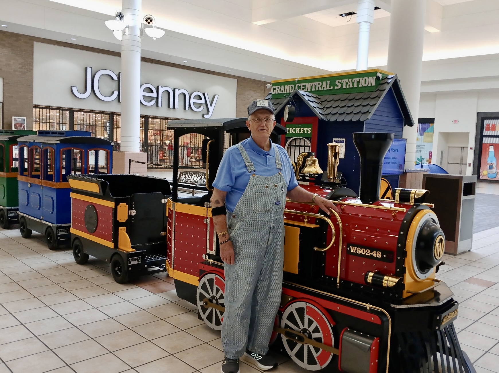The All Smiles Aboard trackless train at Grand Central Mall